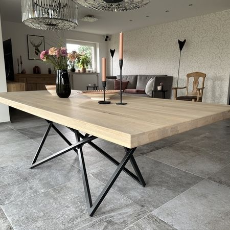 Esstisch mit massiver Eichenplatte und Industrietischbeinen