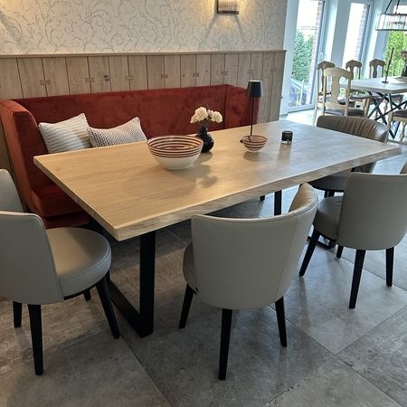 Esstisch mit massiver Eichenplatte und Baumkante