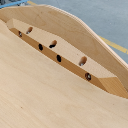 Individuell gefertigte Formteile aus zertifizierten Buchenholz für Sortier-Kippschalen inkl. Bohrungen zur Befestigung